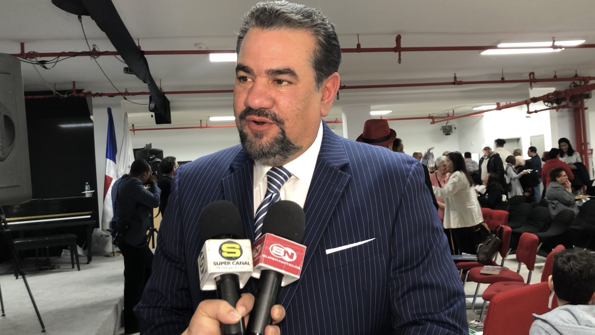 Rodolfo Pou conversando con medios